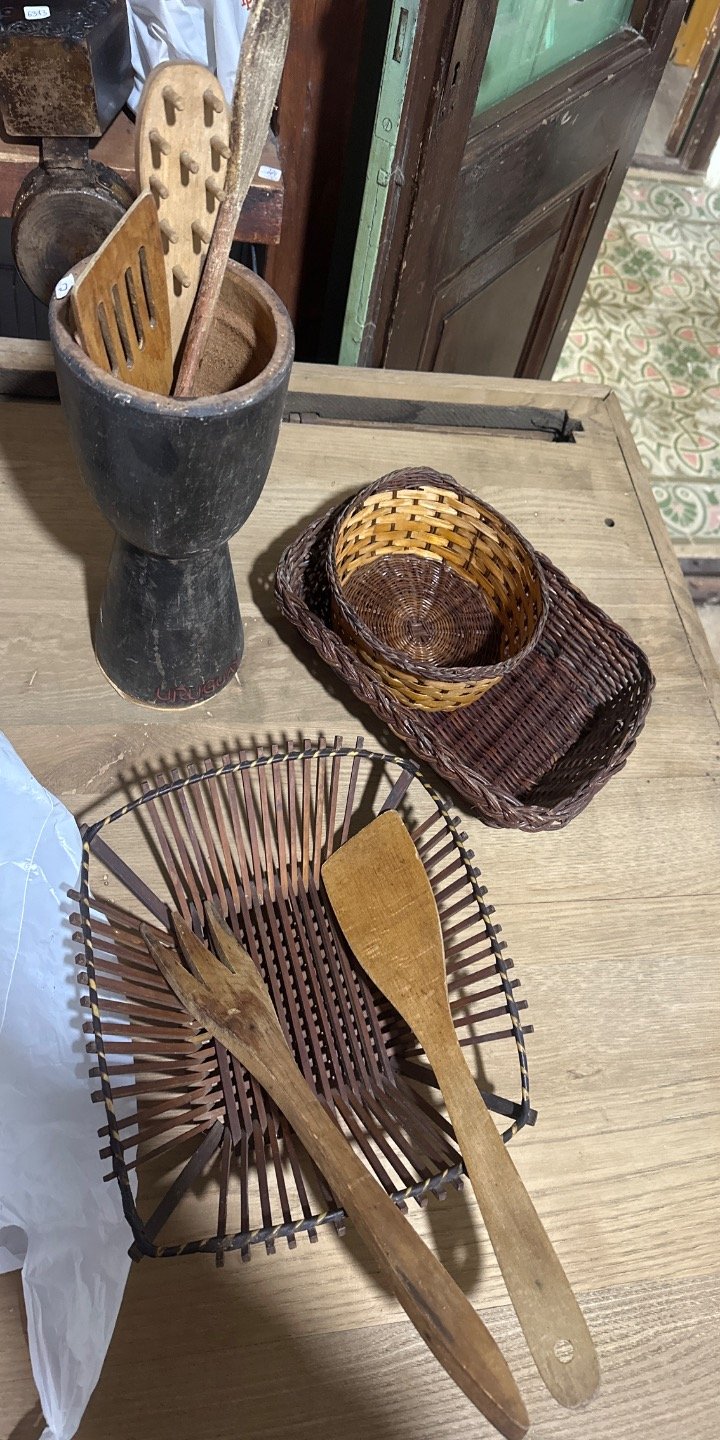 Set de Utensilios de Cocina y Cestas de Mimbre