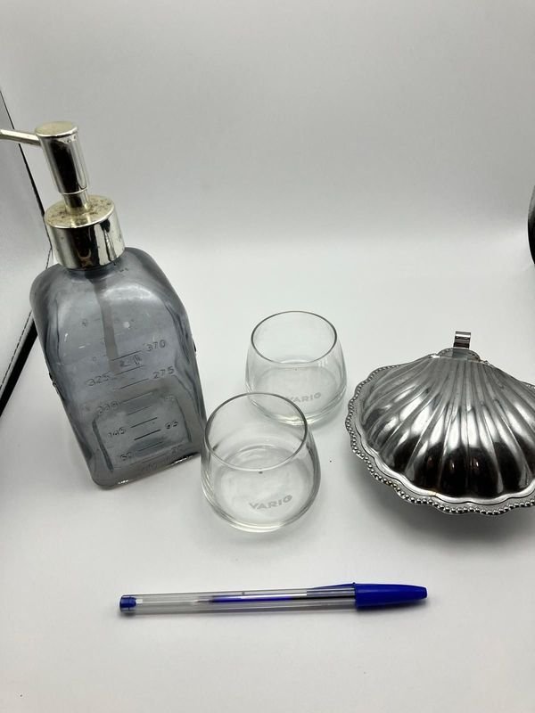 Lote de Objetos de Bazar: Dispensador, Vasos Varig y Mantequera Concha - imagen 1
