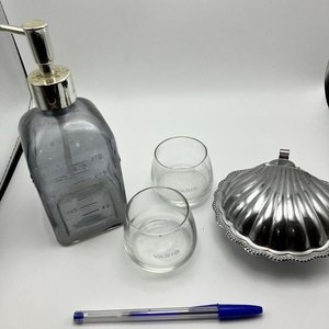 Lote de Objetos de Bazar: Dispensador, Vasos Varig y Mantequera Concha - imagen 1