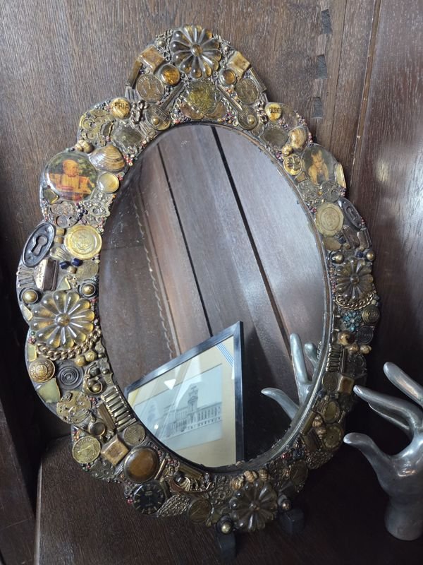 Lote siguiente: Espejo artesanal con antigüedades varias