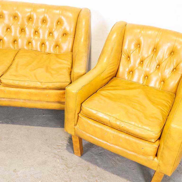 Sofá y dos sillones de tapicería neopreno con respaldo capitoneado - imagen 3