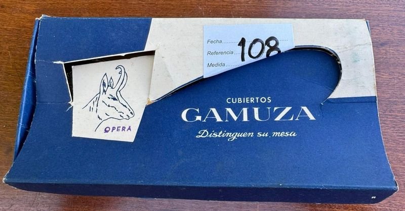 Juego de 4 cuchillos y 3 tenedores marca Gamuza
