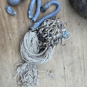 LOTE DE PESCA ANZUELOS DE ANTES BUENASOS ETC ETC CAJA DEE MADERA PLOMO ETC ET - imagen 3