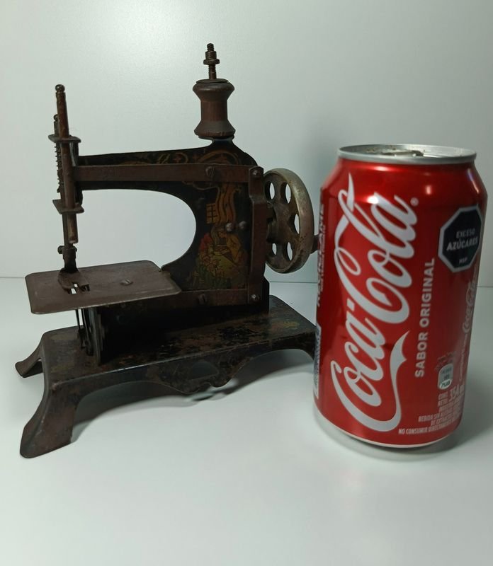 Máquina de coser antigua para niños y aprendices - imagen 2