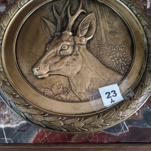Lote siguiente: Plato Decorativo en Mármol con Relieve de Ciervo Bañado en Bronce