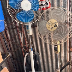 Lote siguiente: Dos Ventiladores de Pie Usados