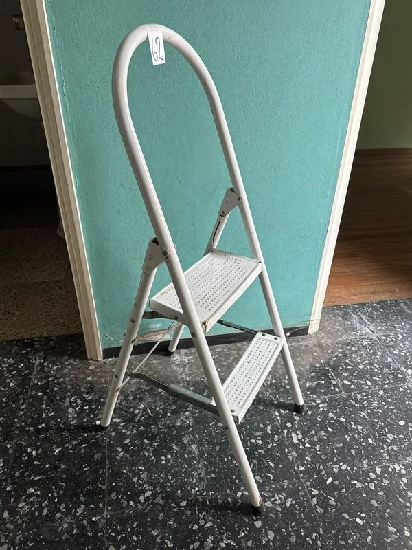 Escalera Metálica Plegable Blanca de Cocina