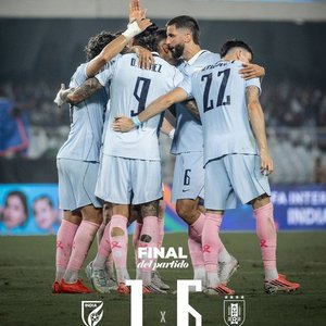 Camiseta y Medias de Fútbol de Uruguay Firmadas para Beneficencia - imagen 2