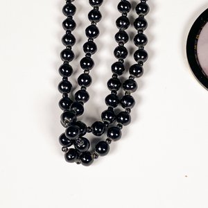 Collar de Cuentas Negras y Par de Aretes Colgantes - imagen 3