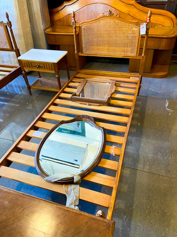 Sommier de madera con respaldo de mimbre y espejo