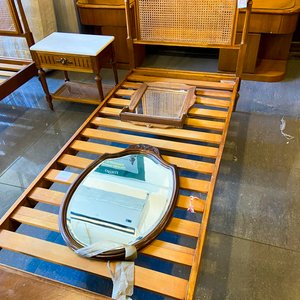 Lote anterior: Sommier de madera con respaldo de mimbre y espejo