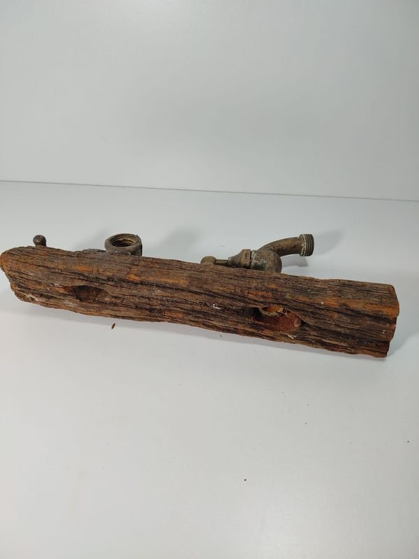Antiguo adorno en madera antigua con piezas de bronce - imagen 3