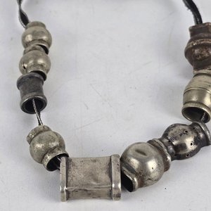 Collar Artesanal con Dijes Metálicos Estilo Criollo - imagen 3