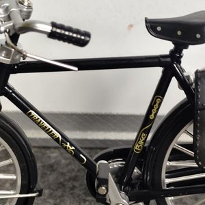 Bicicleta Miniatura Estilo Vintage Negra con Alforja - imagen 4