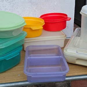 Lote de Tupperware Plástico Varios Colores y Tamaños - imagen 3