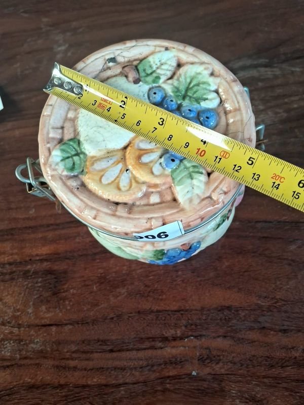 Bol de cerámica con cierre hermético y diseño de frutas en relieve - imagen 2