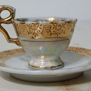 Taza y Platillo Demitasse Antigua Porcelana Blanca Nacarada con Bordes Dorados Florales - imagen 3