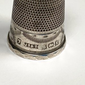 Dedal de Plata Inglesa con Grabados y Marcas - imagen 4