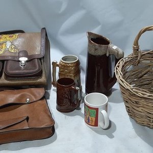 Lote anterior: Lote: Canasto de mimbre, jarras de cerámica y portafolios de cuero
