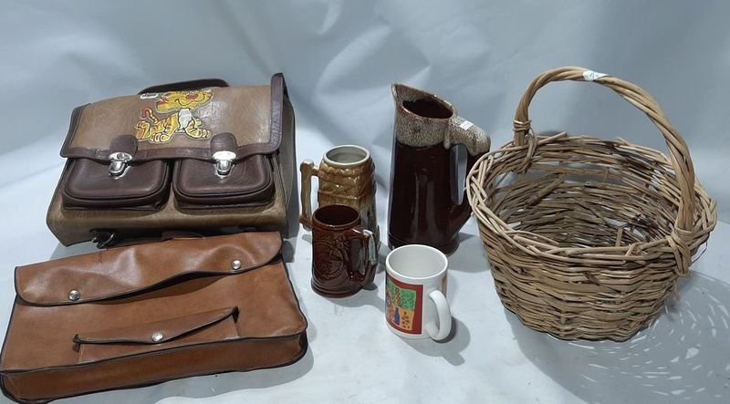 Lote: Canasto de mimbre, jarras de cerámica y portafolios de cuero