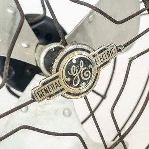 Ventilador Antiguo General Electric Metálico con Base de Madera - imagen 2