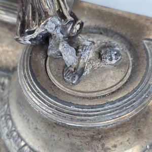 Tintero Antiguo con Figura de Dama de la Justicia y Detalles Ornamentales - imagen 6