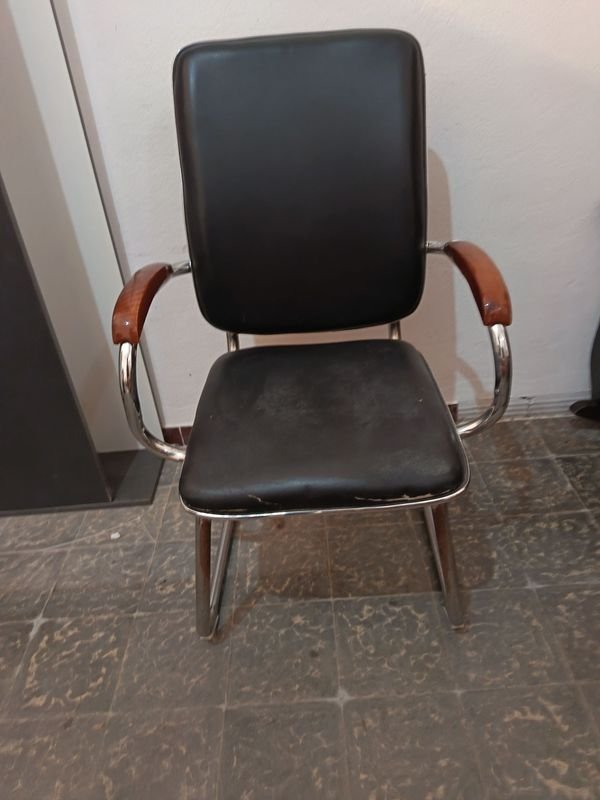 Silla de Escritorio Negra con Apoyabrazos - imagen 1