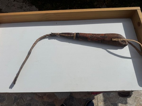 Rebenque Artesanal con Grabados y Tira de Cuero - imagen 1