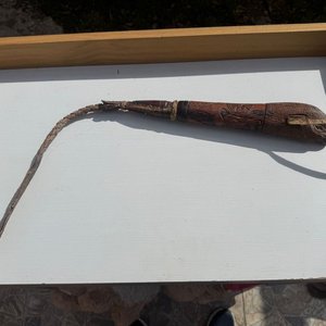 Lote anterior: Rebenque Artesanal con Grabados y Tira de Cuero