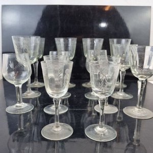 Colección de 14 Copas de Licor de Cristal Grabado - imagen 4