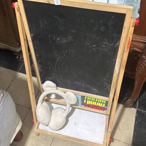 Lote siguiente: Pizarra Infantil de Madera con Accesorios