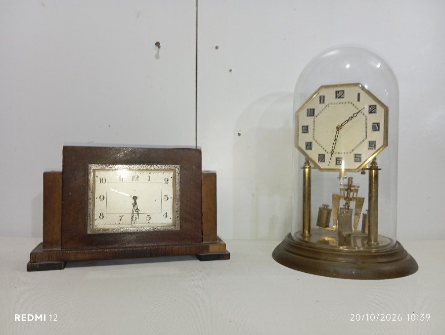 Dos Relojes Antiguos de Mesa: Madera y Cúpula de Vidrio