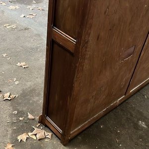 Biblioteca Clásica de Madera Lustrada con Estantes Regulables - imagen 3