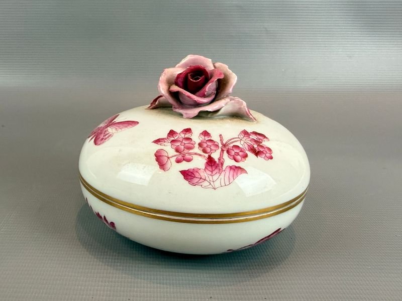 Caja de Porcelana con Tapa Decorada con Flores y Mariposas