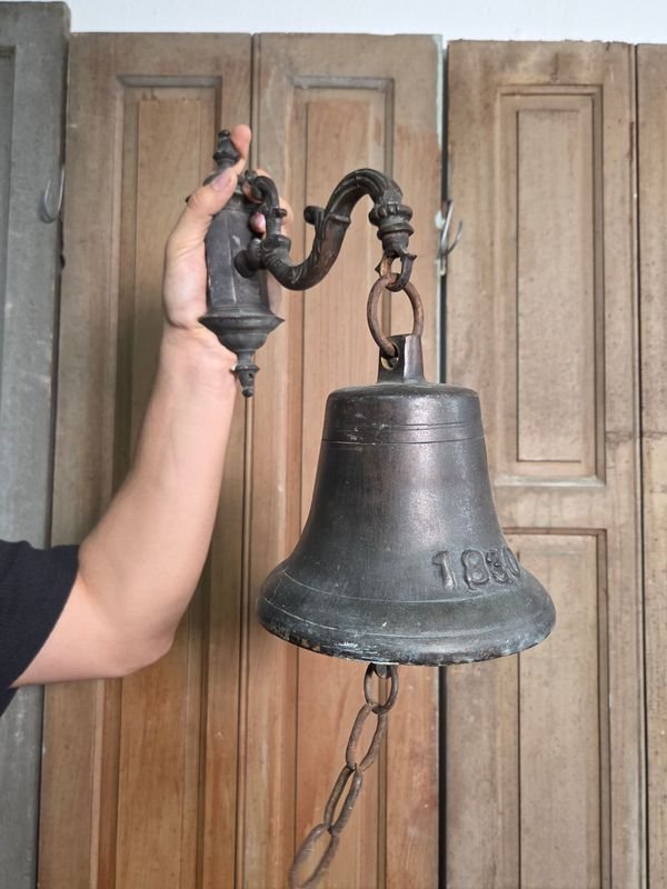 Campana Antigua de Bronce con Soporte y Cadena, Fechada 1830 - imagen 1