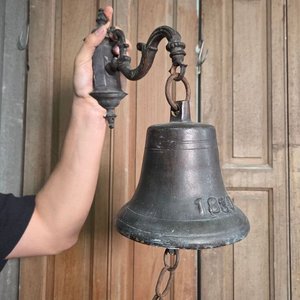 Campana Antigua de Bronce con Soporte y Cadena, Fechada 1830 - imagen 1