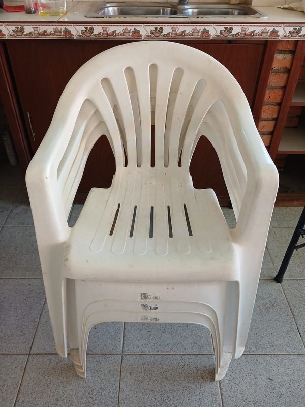 Juego de 4 Sillas Plásticas Blancas Apilables