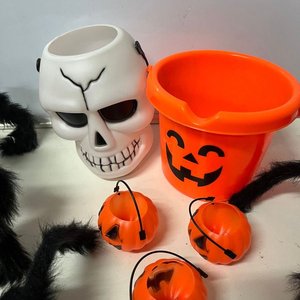Set Halloween: 6 Arañas Peludas Decorativas y 5 Cubos (Cráneo, Calabaza) - imagen 2