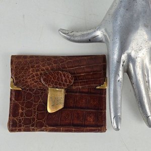 Billetera de Cuero Cocodrilo con Detalles Dorados y Iniciales VK - imagen 1