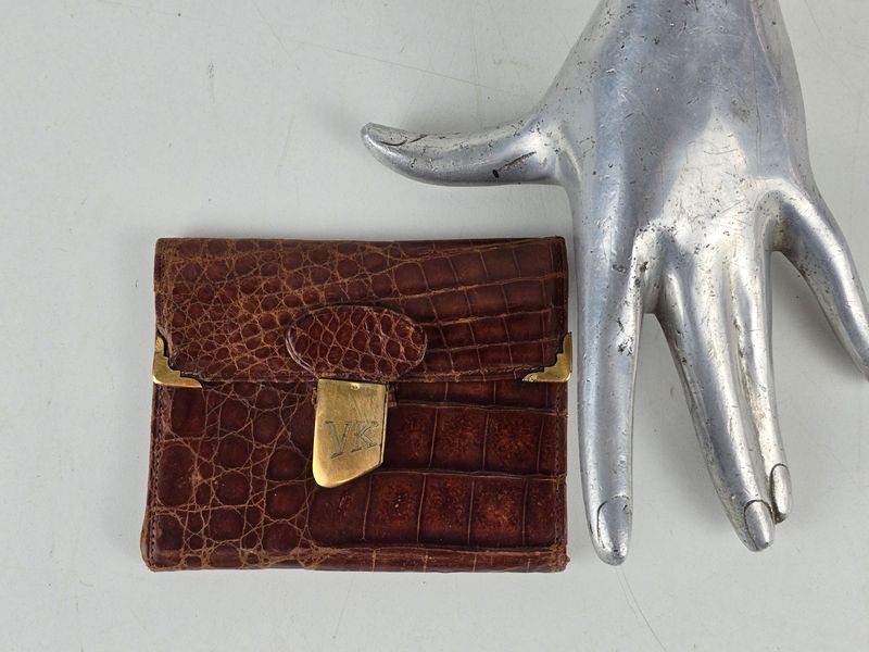 Billetera de Cuero Cocodrilo con Detalles Dorados y Iniciales VK