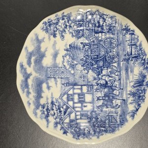 Juego de 4 Platos de Cerámica Inglesa con Decoración Azul y Escenas de Paisaje - imagen 4