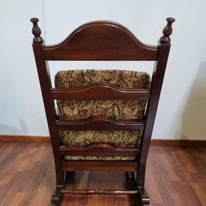 Antigua Silla Mecedora Victoriana de Madera con Respaldo Tallado y Tapizado Floral - imagen 4