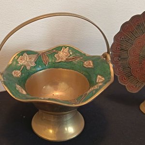 Lote de Piezas Decorativas en Bronce y Metal: Jarrón, Caldera, Cenicero, Barril, Tenedor y Centro de Mesa - imagen 6
