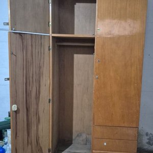 Ropero de Madera con Tres Puertas, Estantes y Cajones - imagen 3