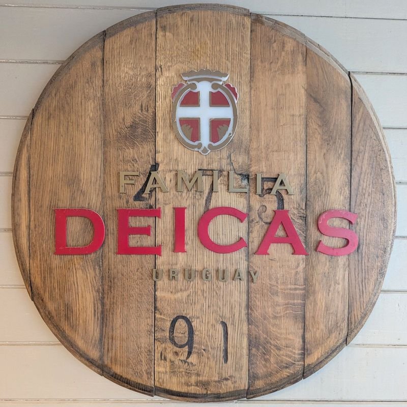 Tapa de barril en roble con publicidad de Familia Deicas