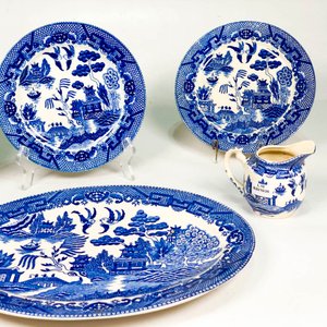 Conjunto de Porcelana Estilo Willow: Lechera, Platos y Fuente Oval - imagen 5