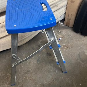 Escalera Plegable Metálica con Plataforma Azul y Asa - imagen 3