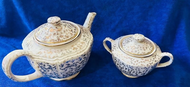 Tetera y azucarera La paz - Porcelana blanca con diseño floral azul