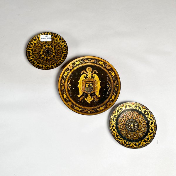 Tres Platos Damasquinados de Toledo con Escudo de Armas y Mandalas - imagen 1