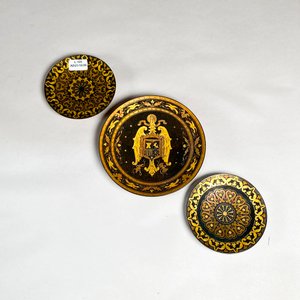 Lote anterior: Tres Platos Damasquinados de Toledo con Escudo de Armas y Mandalas